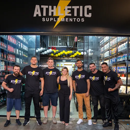 Fachada da Athletic Suplementos com pessoas em frente à loja