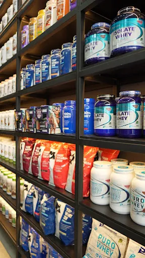 Prateleiras de proteínas e suplementos